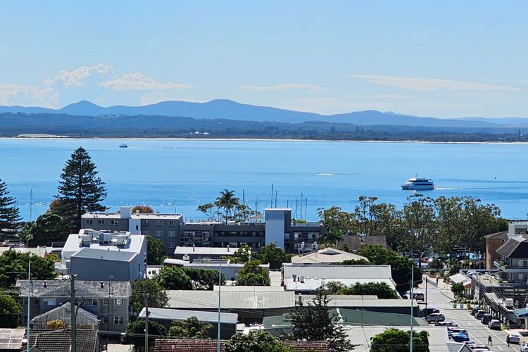 The Landmark unit 405 Resort style, spectacular water views, lift, linen, pool, games room, port-a-cot and highchair.