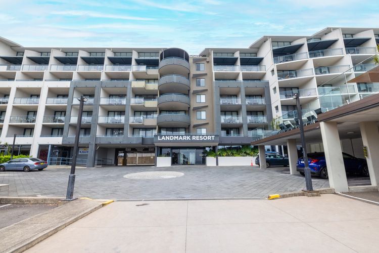The Landmark unit 405 Resort style, spectacular water views, lift, linen, pool, games room, port-a-cot and highchair.