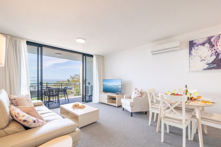 The Landmark unit 405 Resort style, spectacular water views, lift, linen, pool, games room, port-a-cot and highchair.