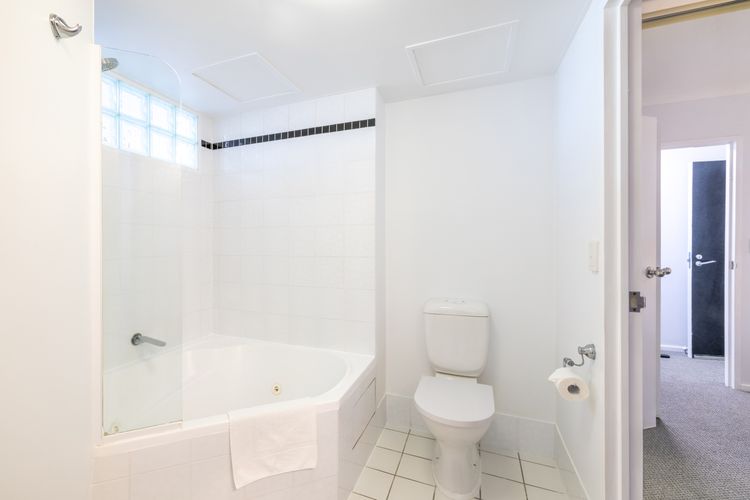 The Landmark unit 405 Resort style, spectacular water views, lift, linen, pool, games room, port-a-cot and highchair.