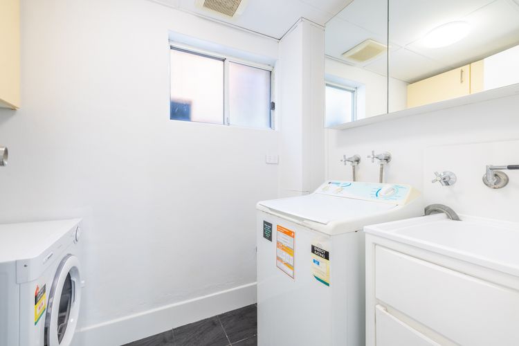 Sunset Towers, 1/25 Donald St- in the heart of town with Wi-Fi and Air Con