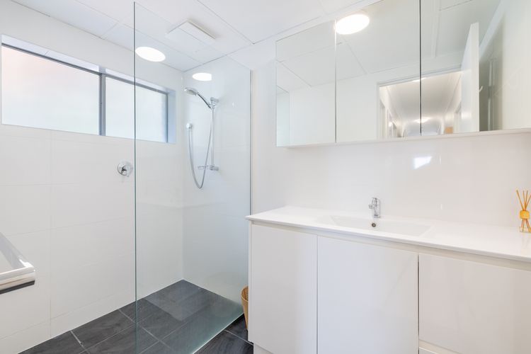 Sunset Towers, 1/25 Donald St- in the heart of town with Wi-Fi and Air Con