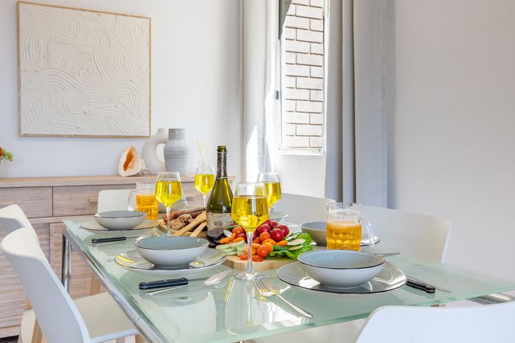 Sunset Towers, 1/25 Donald St- in the heart of town with Wi-Fi and Air Con