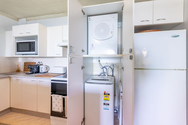 Bella Vista, 8/19 Shoal Bay Rd – views, air con and Wi-Fi