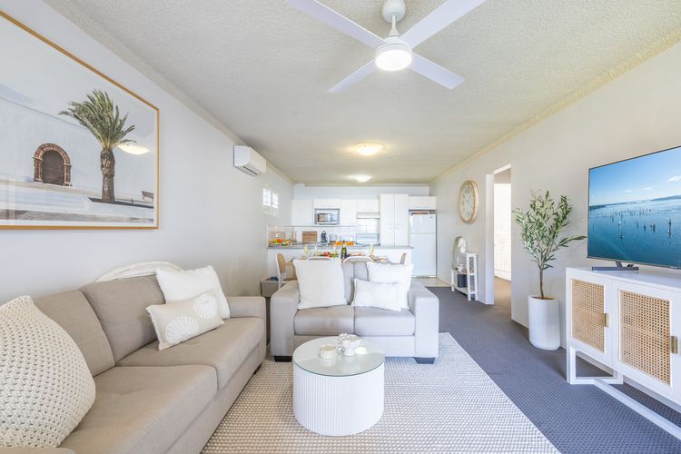 Bella Vista, 8/19 Shoal Bay Rd – views, air con and Wi-Fi