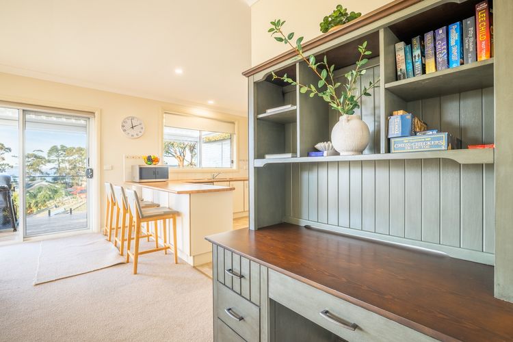 16 Grandview Cl – water views, air con and Wi-Fi