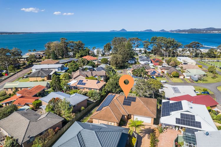 16 Grandview Cl – water views, air con and Wi-Fi