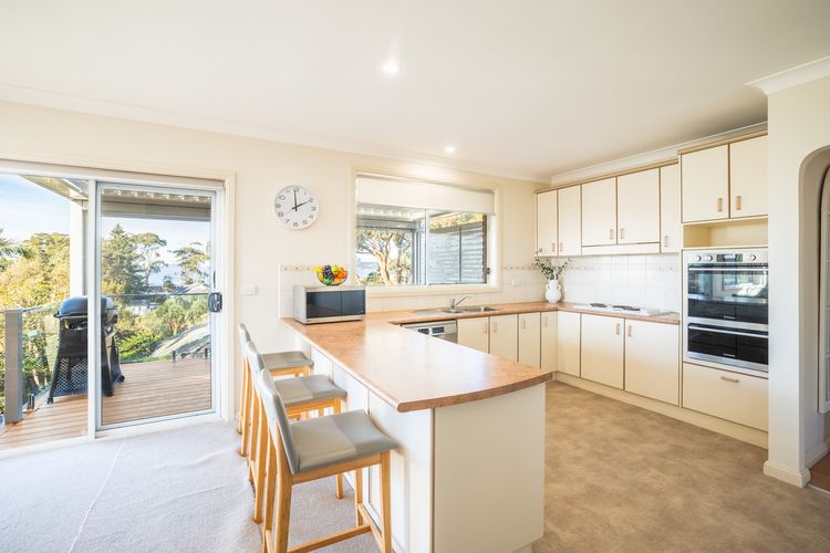 16 Grandview Cl – water views, air con and Wi-Fi