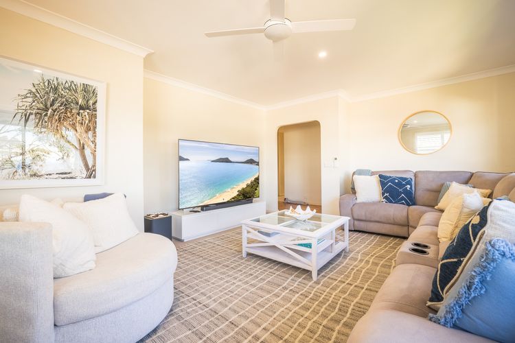 16 Grandview Cl – water views, air con and Wi-Fi