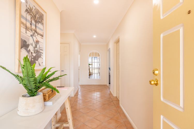 16 Grandview Cl – water views, air con and Wi-Fi