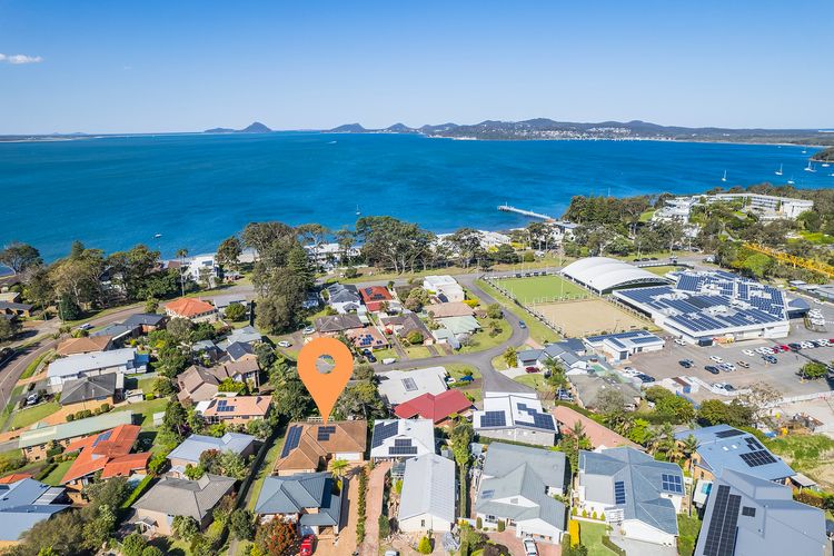 16 Grandview Cl – water views, air con and Wi-Fi