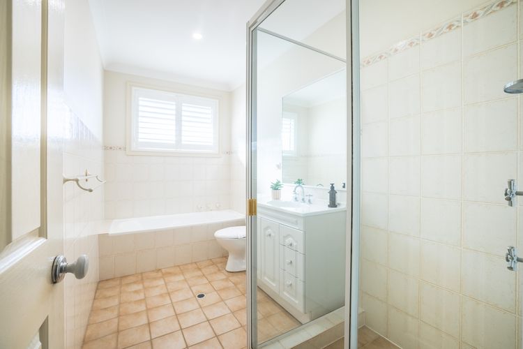 16 Grandview Cl – water views, air con and Wi-Fi