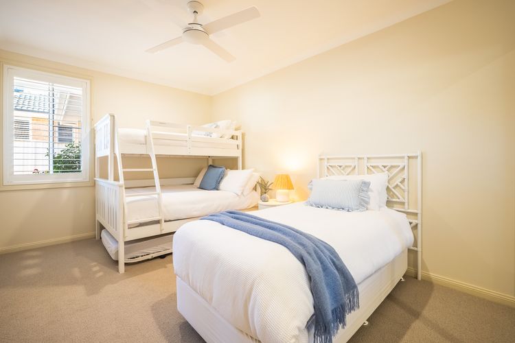 16 Grandview Cl – water views, air con and Wi-Fi