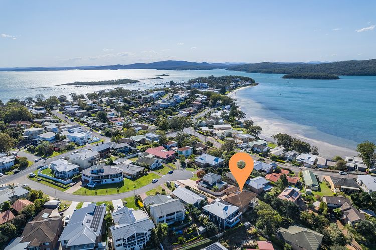 16 Grandview Cl – water views, air con and Wi-Fi