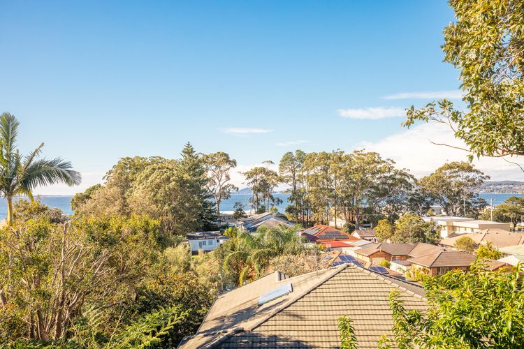 16 Grandview Cl – water views, air con and Wi-Fi