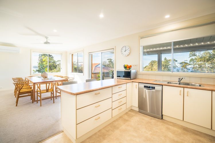 16 Grandview Cl – water views, air con and Wi-Fi