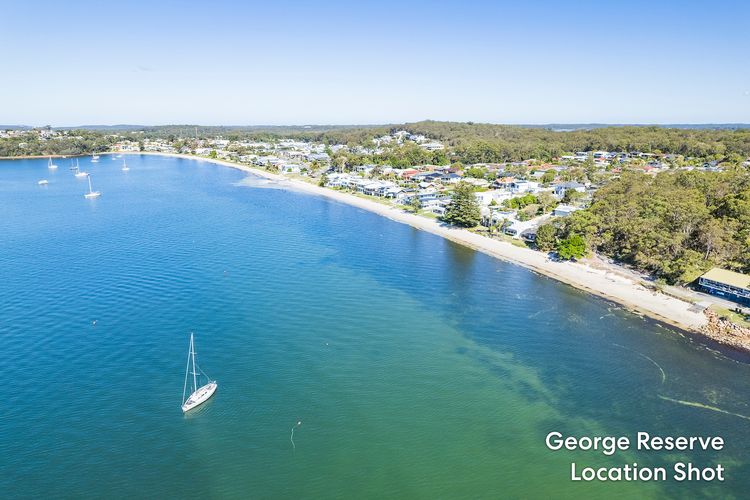 16 Grandview Cl – water views, air con and Wi-Fi