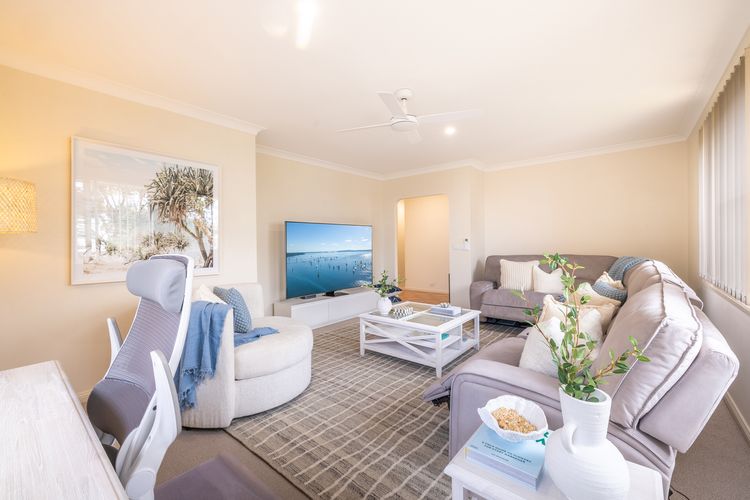 16 Grandview Cl – water views, air con and Wi-Fi