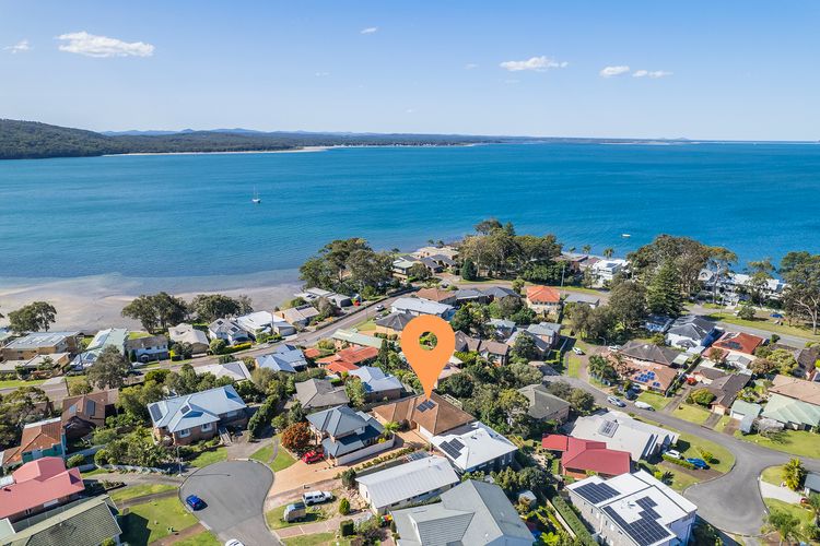 16 Grandview Cl – water views, air con and Wi-Fi