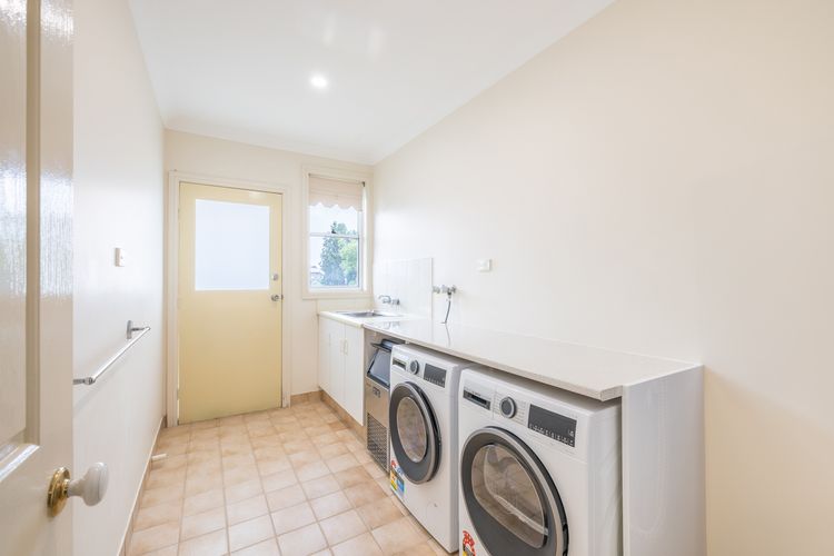 16 Grandview Cl – water views, air con and Wi-Fi