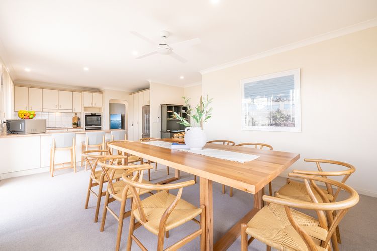 16 Grandview Cl – water views, air con and Wi-Fi