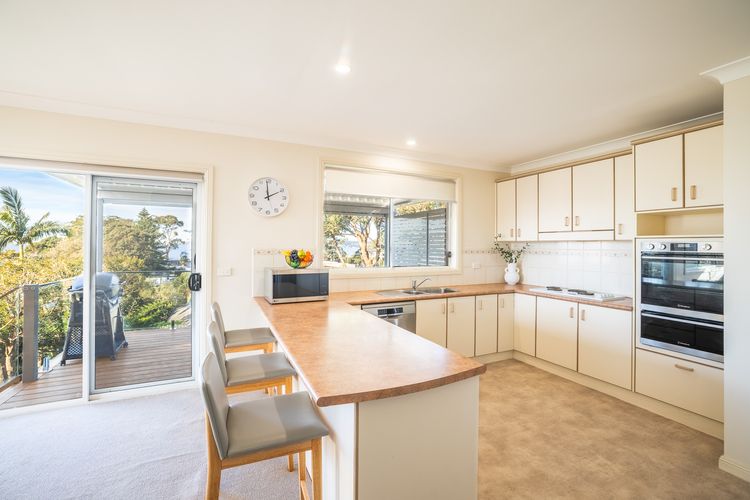 16 Grandview Cl – water views, air con and Wi-Fi