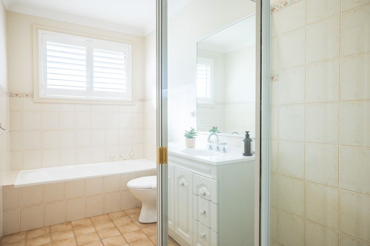 16 Grandview Cl – water views, air con and Wi-Fi