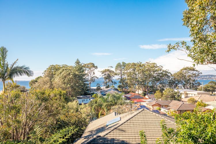 16 Grandview Cl – water views, air con and Wi-Fi