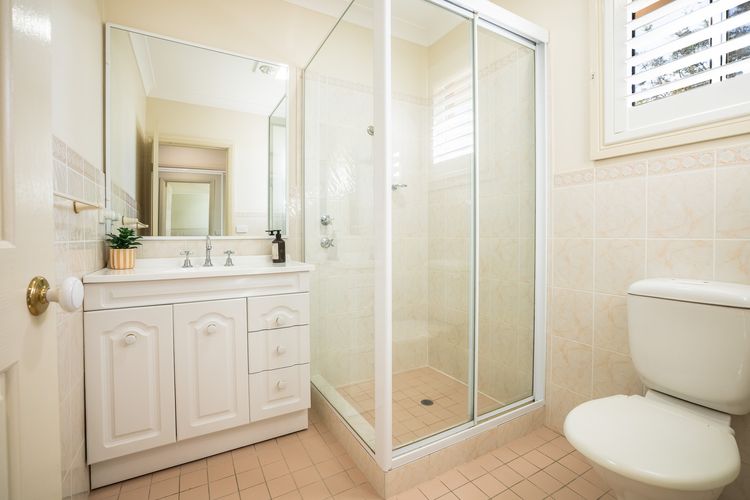 16 Grandview Cl – water views, air con and Wi-Fi