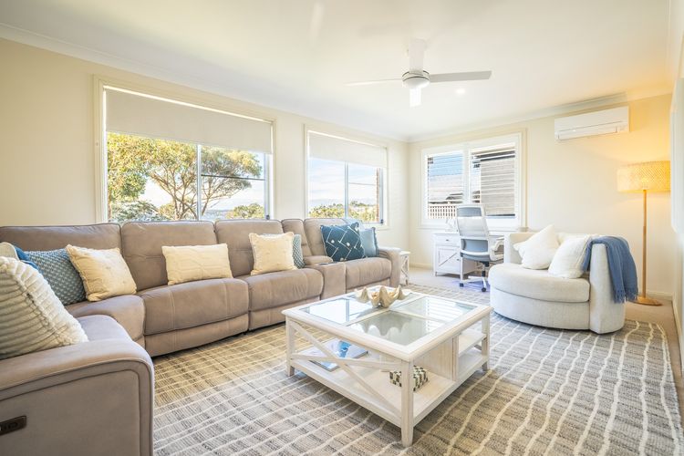 16 Grandview Cl – water views, air con and Wi-Fi