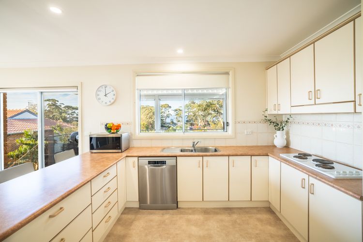 16 Grandview Cl – water views, air con and Wi-Fi