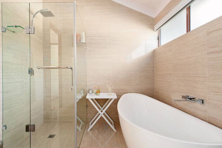 The Moorings, 15/4 Cromarty Road – stunning with water views & pool