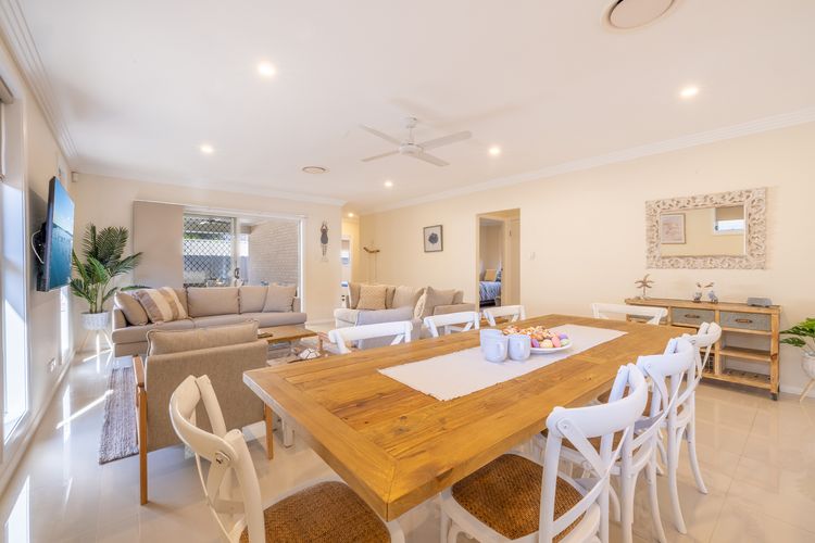 Shelly’s Bay Escape, 27c Dowling St – stylish with ducted air con and Wi-Fi