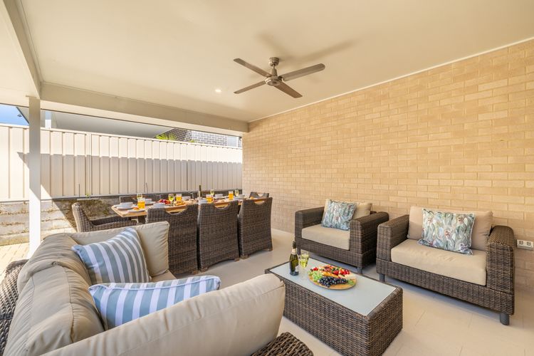Shelly’s Bay Escape, 27c Dowling St – stylish with ducted air con and Wi-Fi