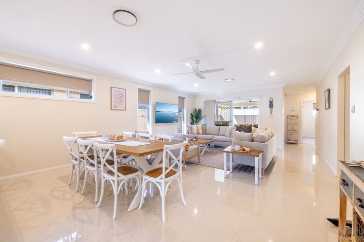 Shelly’s Bay Escape, 27c Dowling St – stylish with ducted air con and Wi-Fi