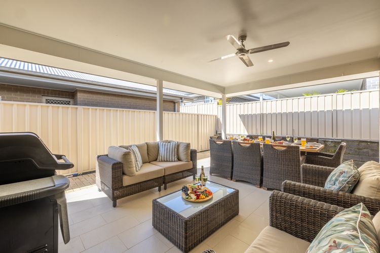 Shelly’s Bay Escape, 27c Dowling St – stylish with ducted air con and Wi-Fi