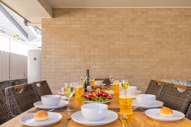 Shelly’s Bay Escape, 27c Dowling St – stylish with ducted air con and Wi-Fi