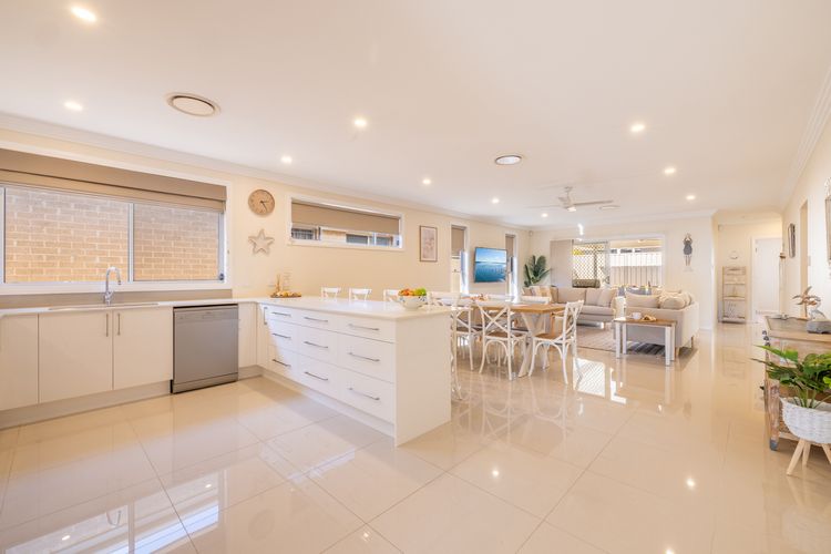 Shelly’s Bay Escape, 27c Dowling St – stylish with ducted air con and Wi-Fi