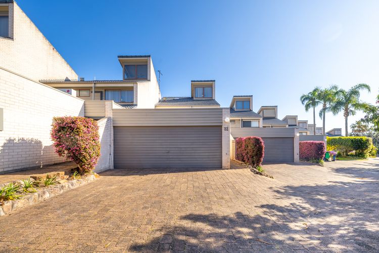 The Moorings, 22/4 Cromarty Rd – stunning townhouse with water views