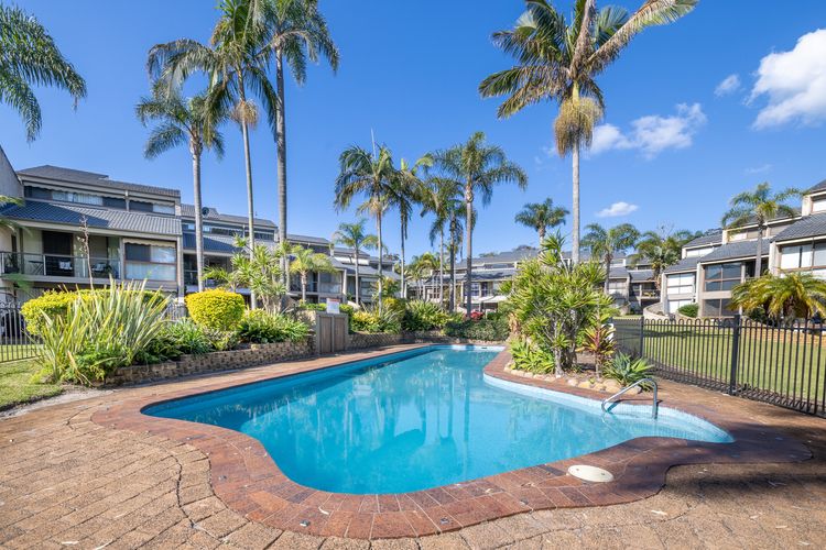 The Moorings, 22/4 Cromarty Rd – stunning townhouse with water views