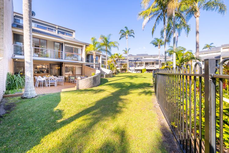 The Moorings, 22/4 Cromarty Rd – stunning townhouse with water views
