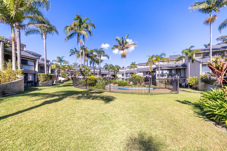 The Moorings, 22/4 Cromarty Rd – stunning townhouse with water views