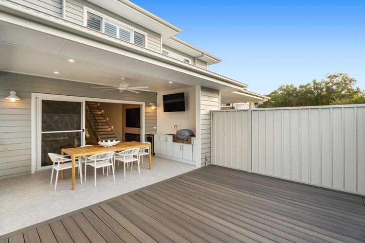 Dog friendly Paradise, 1/2B Bagnall Ave – water views, air con, Wi-Fi