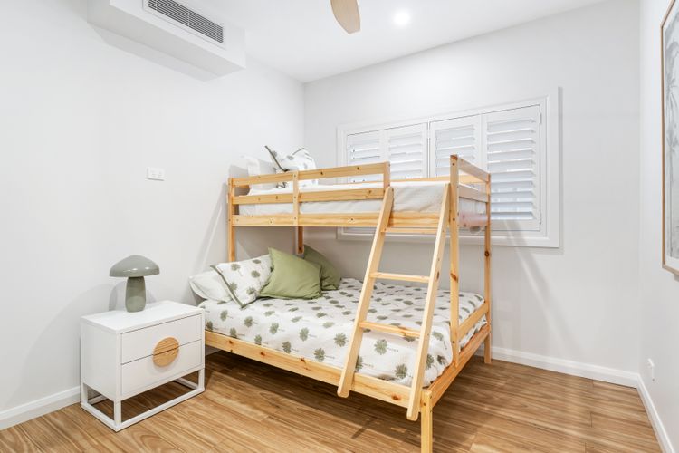 Dog friendly Paradise, 1/2B Bagnall Ave – water views, air con, Wi-Fi