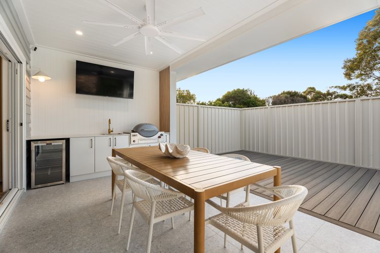 Dog friendly Paradise, 1/2B Bagnall Ave – water views, air con, Wi-Fi