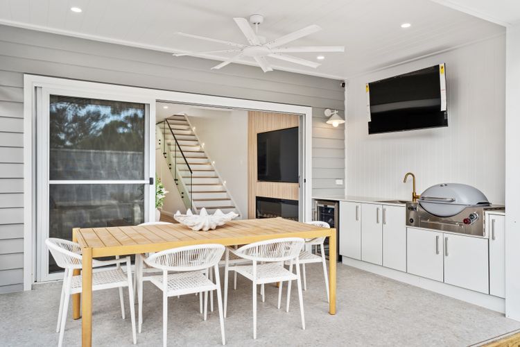 Dog friendly Paradise, 1/2B Bagnall Ave – water views, air con, Wi-Fi