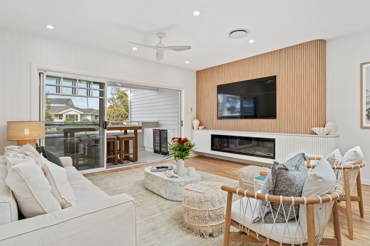 Dog friendly Paradise, 1/2B Bagnall Ave – water views, air con, Wi-Fi