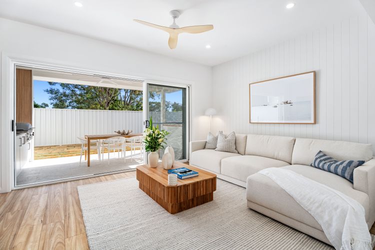 Dog friendly Paradise, 1/2B Bagnall Ave – water views, air con, Wi-Fi