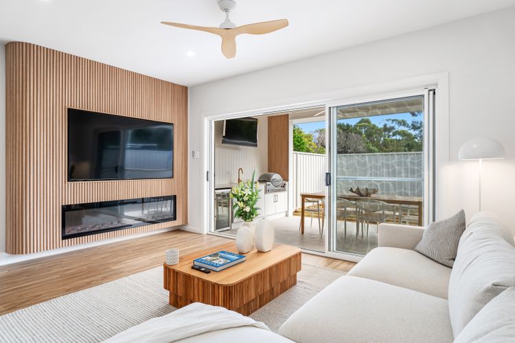 Dog friendly Paradise, 1/2B Bagnall Ave – water views, air con, Wi-Fi