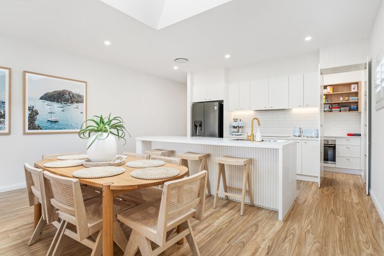 Dog friendly Paradise, 1/2B Bagnall Ave – water views, air con, Wi-Fi